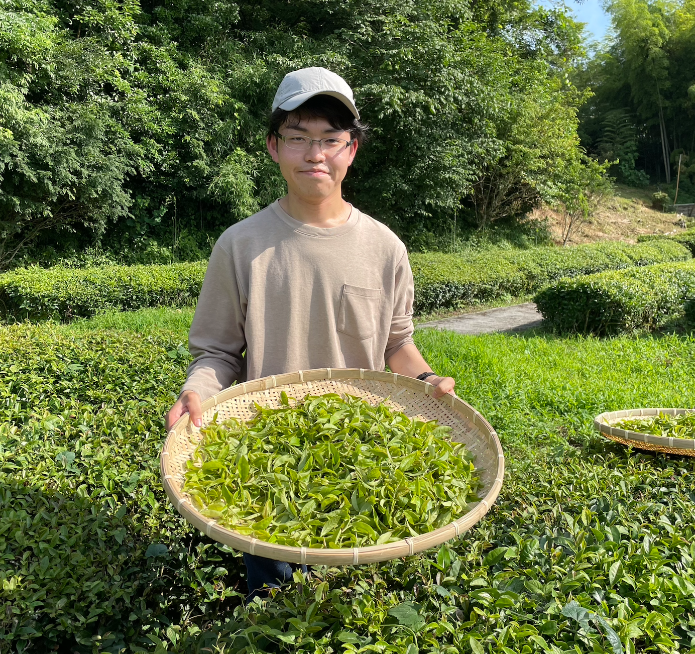 茶葉を手にする一煎の山本悠馬さん