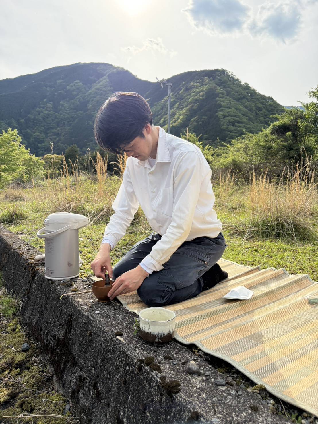 お茶を淹れる空洞庵の前田哲男さん